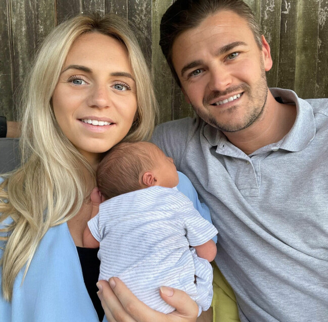 I juli 2022 fick Jessica och Rich en son. Jessica och Rich med sonen.