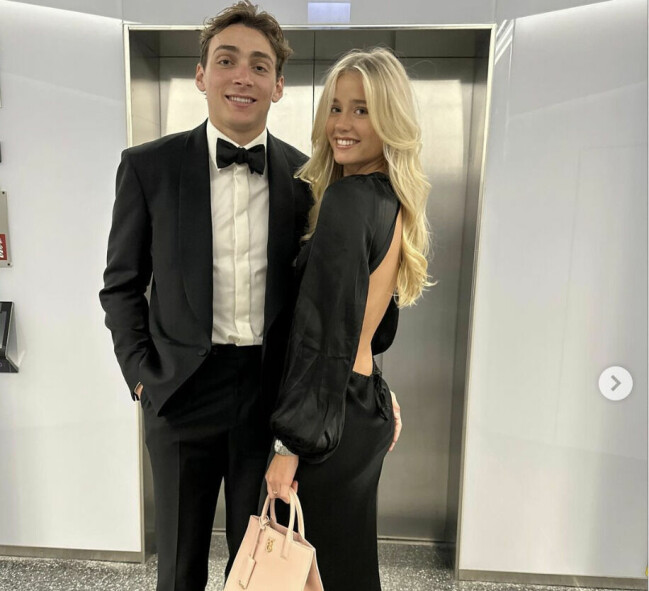 Armand Duplantis och Desiré Inglander innan Idrottsgalan där Duplantis hand syns placerad på flickvännens bakdel. Armand Duplantis och Desiré Inglander innan Idrottsgalan.