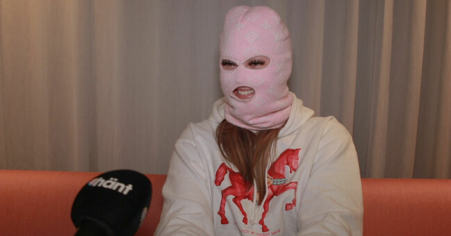 Fröken Snusk intervjuas av Hänt. Fröken Snusk intervjuas av Hänt.