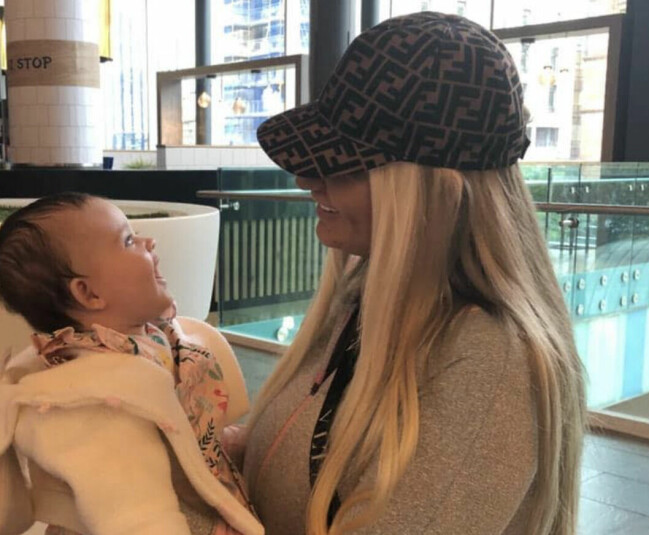 Jaelyn med sin lilla dotter Valencia. Jaelyn med sin lilla dotter Valencia.