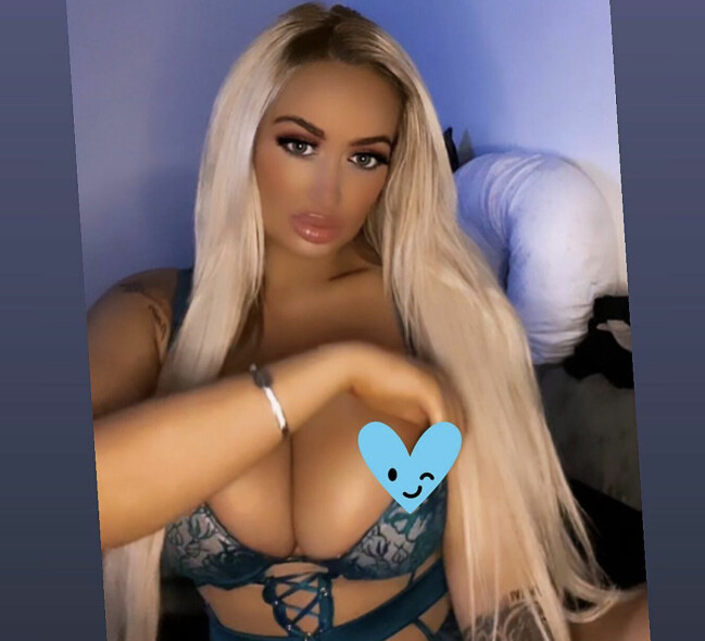 Jaelyn jobbar som strippa och Onlyfans- och Admire me-modell. Jaelyn poserar i en bh.