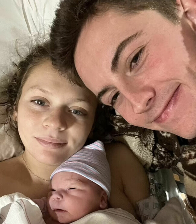 Nio månader efter att Violet satt in spiralen var hon gravid. Violet, John och sonen Rudy.