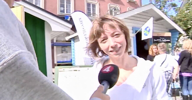 Muharrem Demiroks sambo säger ja till frieriet i samma TV4-inslag från 2010. Muharrem Demiroks sambo Sara Larsson med en TV4-mick framför sig.