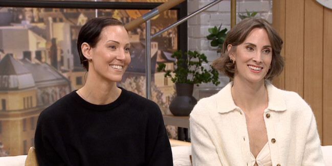 Tvillingsystrarna i <span class=" italic" data-lab-italic_desktop="italic">Nyhetsmorgon </span>i TV4. Elin och Ida Kjos i Nyhetsmorgon i i TV4.