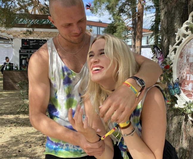 Matilda och Samuli låter sig inte tyngas av de elaka kommentarerna på nätet. Matilda och Samuli.