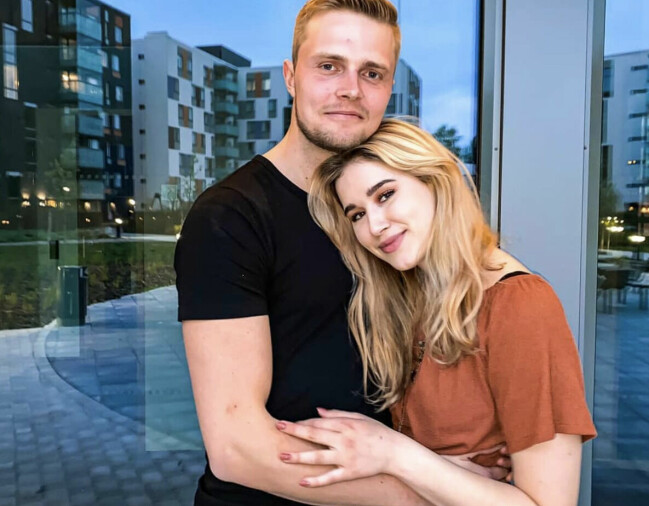Matilda Eriksson och Samuli Eriksson blev styvsyskon 2019. I juli 2022 blev de äkta makar. Matilda och Samuli.