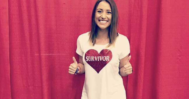 Brittany fick en pacemaker inopererad efter anfallet. Brittany Williams med en tröja med texten ”Survivor”.