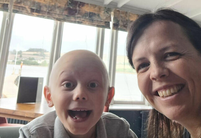 Fletcher med sin mamma Kat Discombe under sin cellgiftsbehandling där han tappade sitt hår. Fletcher med sin mamma Kat Discombe.