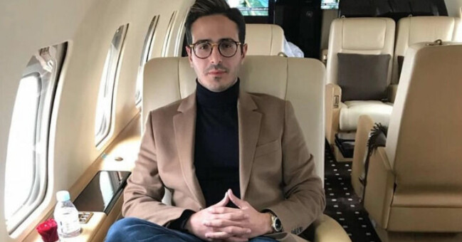 Simon Leviev verkar fortsätta sin bana med att lura kvinnor på pengar. Simon Leviev på ett privatjet.