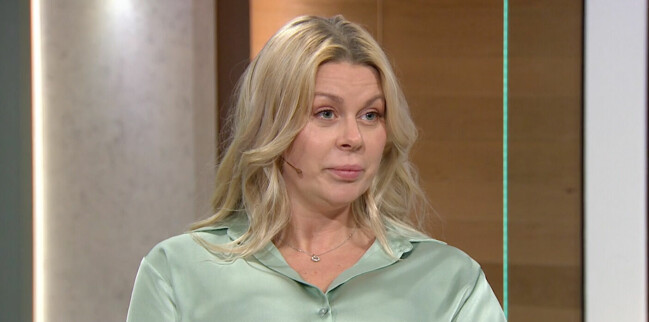 Tindersvindlarens offer Pernilla Sjöholm i <em>Efter Fem</em>. Tindersvindlarens offer Pernilla Sjöholm