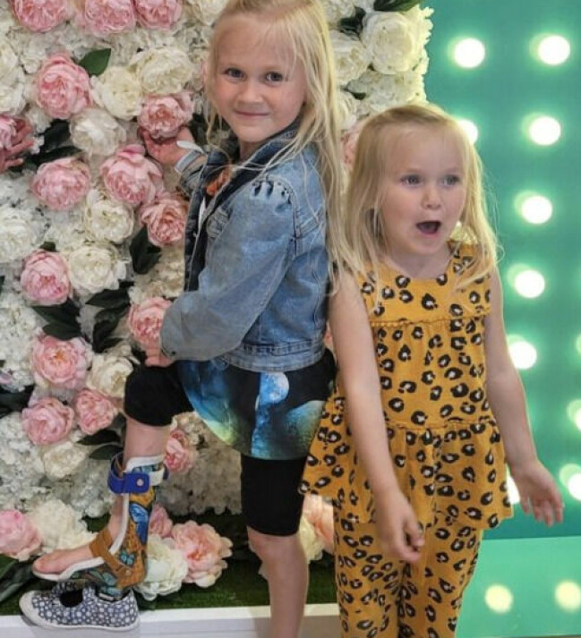 Här visar Grace upp sin älskade benprotes. Grace med sin benprotes bredvid sin lillasyster.