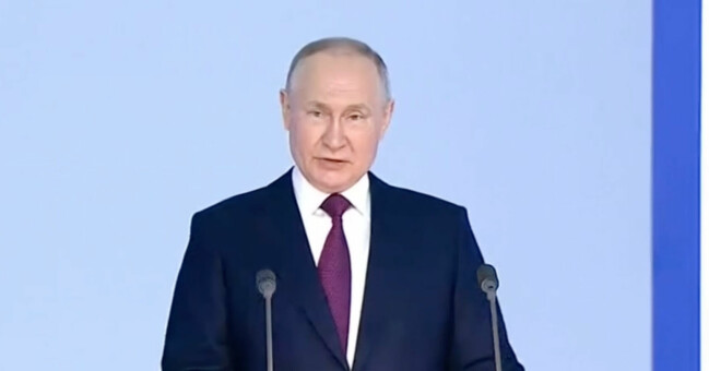 Vladimir Putin talar till parlamentet.