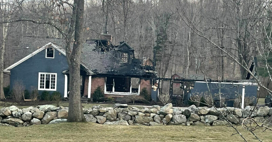 Familjen Karlsons hus efter den tragiska branden. Familjen Karlsons nedbrända hem.