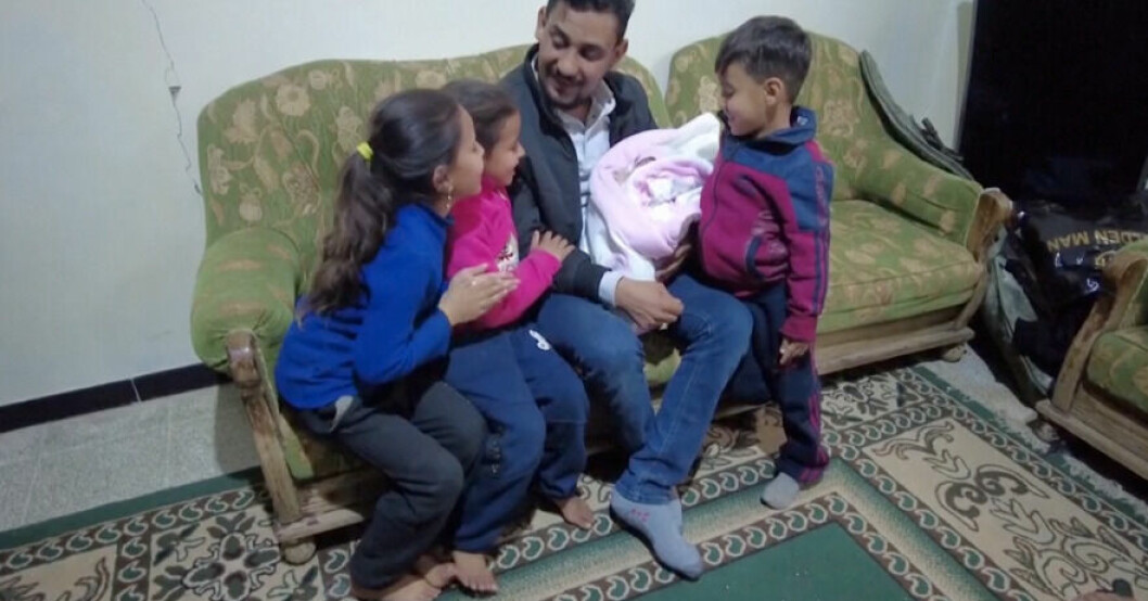Tre av Ayas nya syskon och adoptivpappan Khalil Al-Sawadi.