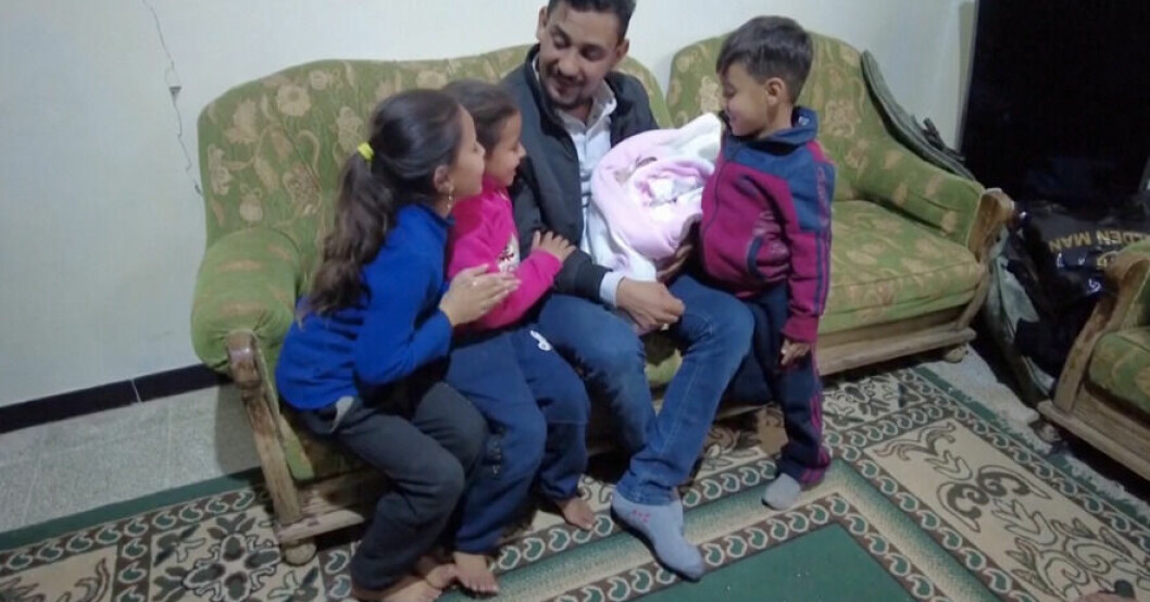 Nu har mirakelflickan fått sex nya syskon. Här syns tre av dem tillsammans med adoptivpappan Khalil Al-Sawadi. Tre av Ayas nya syskon och adoptivpappan Khalil Al-Sawadi.