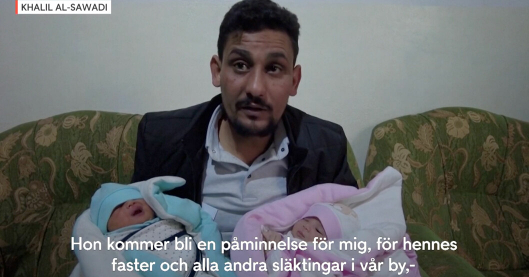 Aya som nu fått namnet Afraa tillsammans med sin nya jämngamla syster Attaa. Aya som nu fått namnet Afraa tillsammans med sin nya jämngamla syster Attaa i pappa Khalils famn.