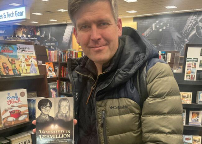 Fallet har nu aktualiserats igen genom en bok. Lou Raguse håller upp boken han har skrivit om fallet.