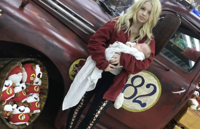 Maddie Lambert var bara 14 år gammal när dottern Everly föddes. Maddie och nyfödda Everly.