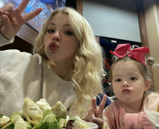 Idag har Maddie fyllt 19 år och Everly har fyllt fem. Maddie och Everly.