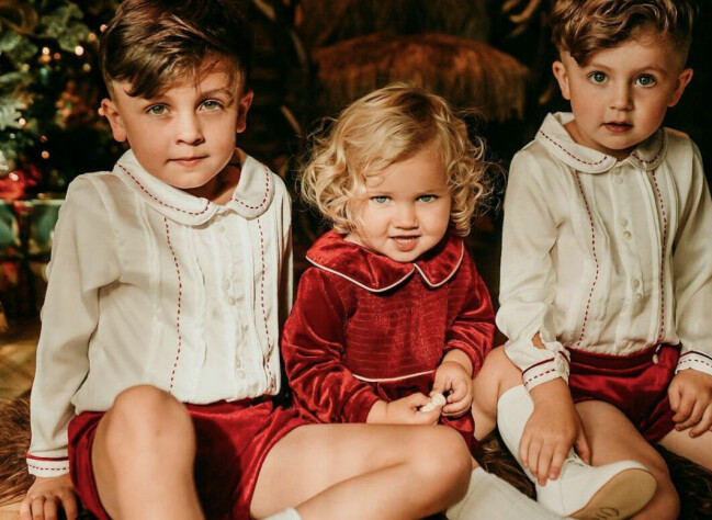 Joseph har två äldre bröder, Rupert och Ronnie. Rupert, Ronnie och Joseph framför en julgran.