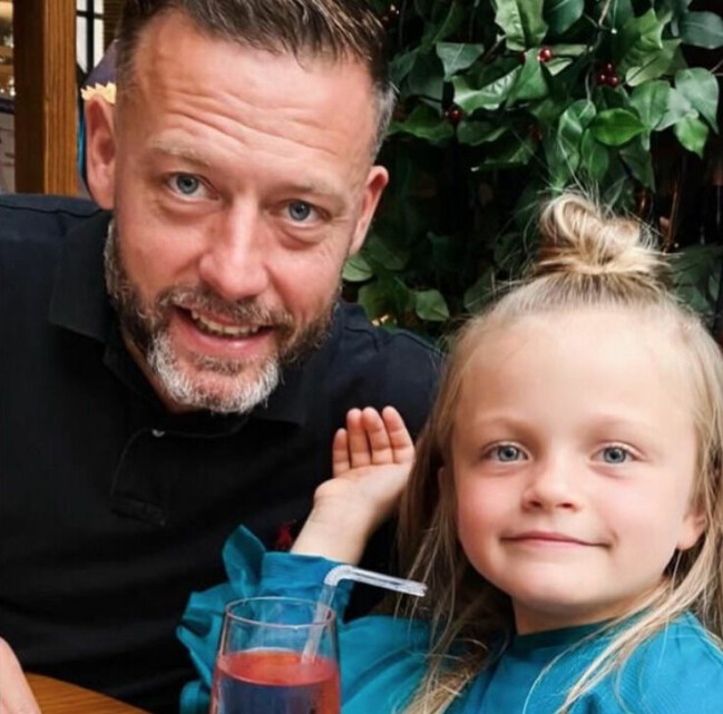 Jonathan har bara dagar kvar att leva och får palliativ vård hemma. Jonathan och dottern Tabatha.