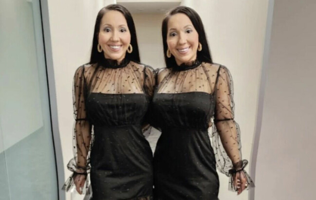 Anna och Lucy poserar i identiska svarta klänningar.