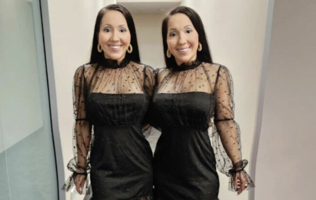 Anna och Lucy klär sig alltid likadant och gör alltid allt tillsammans. Anna och Lucy poserar i identiska svarta klänningar.