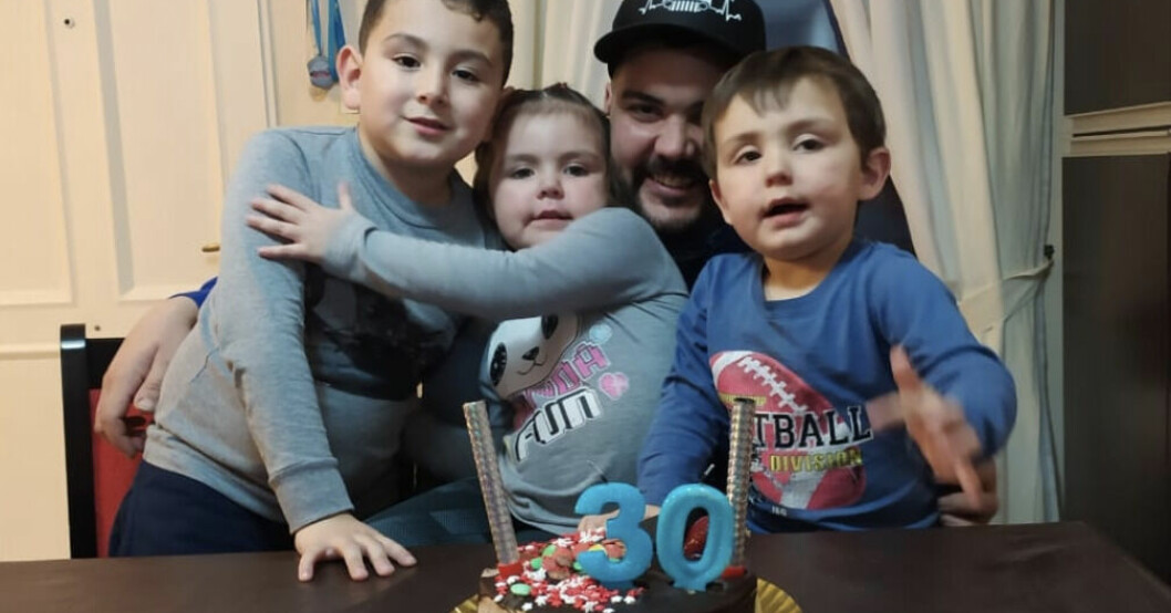 Diego tillsammans med sina tre barn.