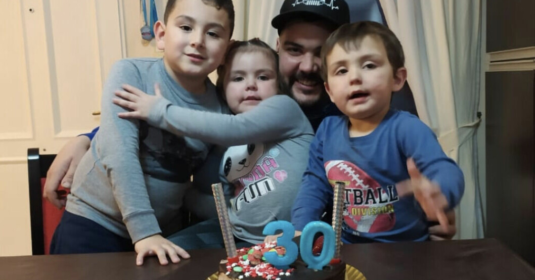 Diegos tre barn som nu tvingas växa upp utan sin pappa. Diego tillsammans med sina tre barn.