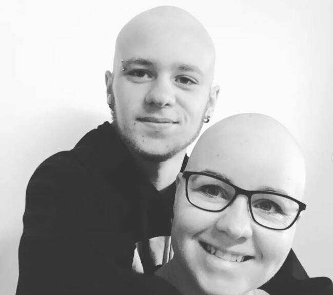Nadjas son Sebastian rakade sitt huvud som stöd när hans mamma fick cancer och tvingades genomgå cellgiftsbehandling så att hon tappade allt sitt hår. Nadja Kaagh tillsammans med sin son Sebastian.