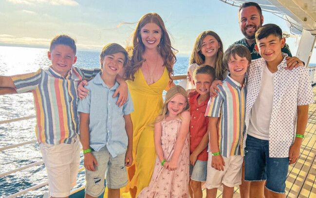 Jessica med sin partner Chris och alla sina barn och bonusbarn.