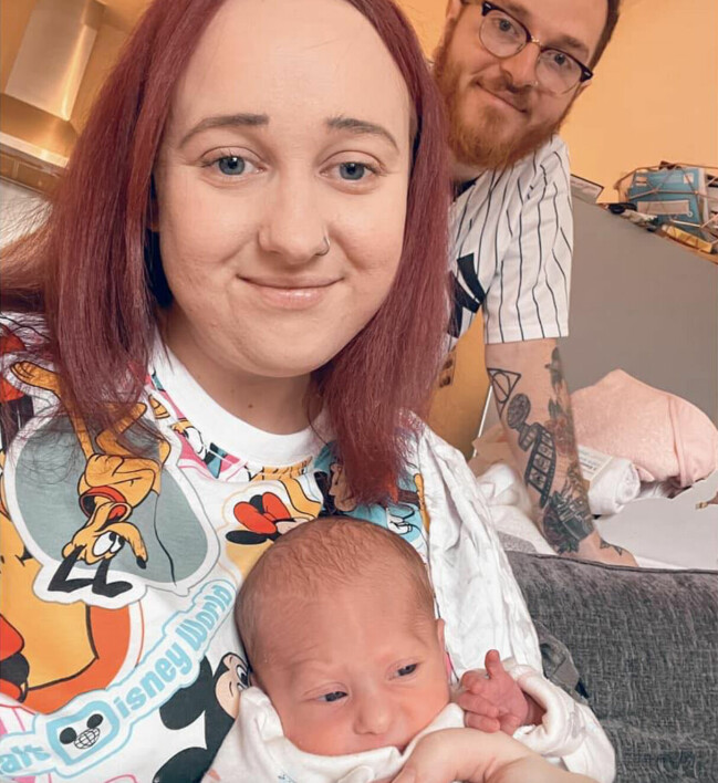 På sjukhuset avslöjade Ash att han känt barnets sparkar. Emily, Ash och dottern.