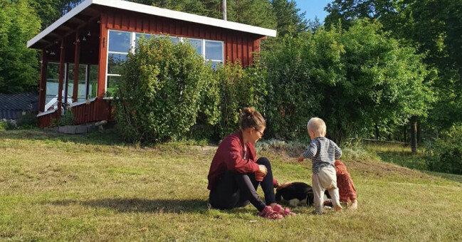 Mika Fischer tillsammans med parets två barn. Mika Fischer tillsammans med parets två barn.