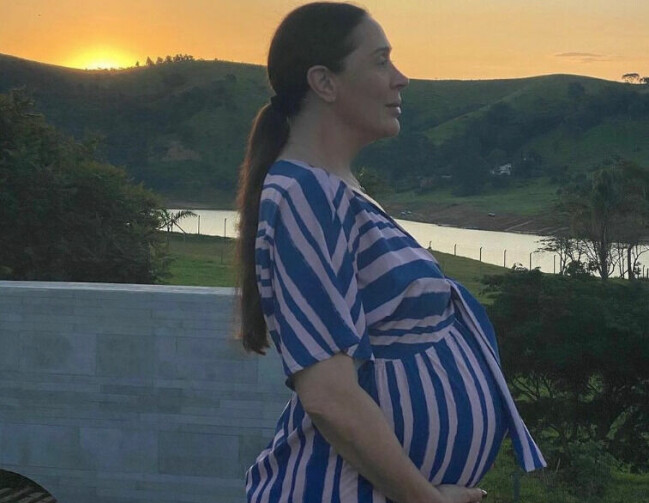 Efter flera års kamp lyckades Cláudia Raia bli gravid som 56-åring. Cláudia Raia håller om sin gravidmage.