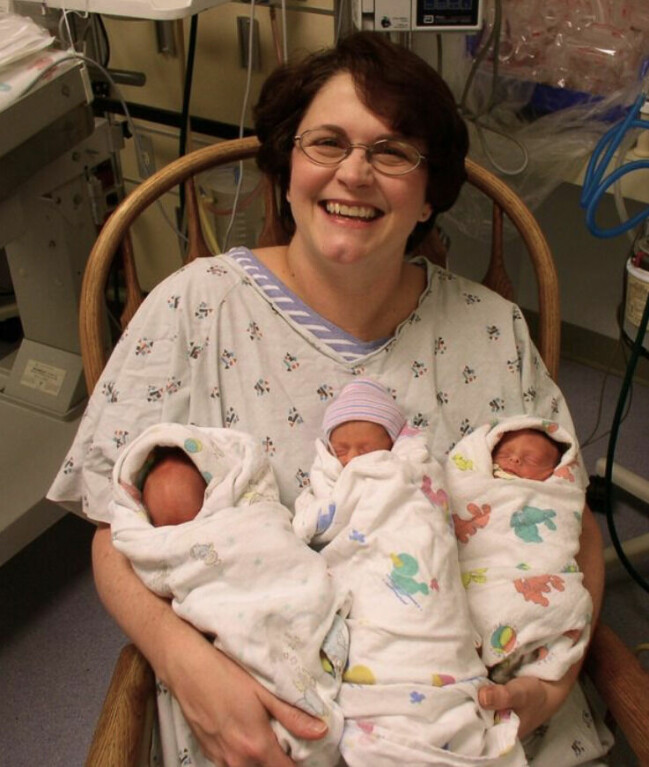 Brooke och Chris fick veta att trillingarnas mamma Becky dött för ett år sedan. Betty med Thomas, Peter och Lauren.