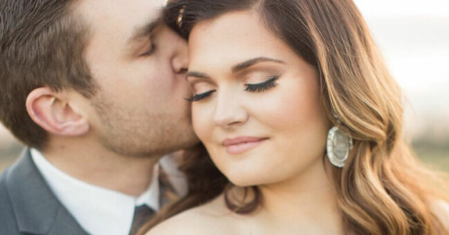 Taylor Odlozil kysser sin fru Haley på huvudet.