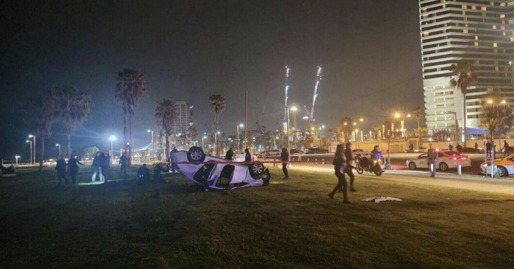 En bil ligger på taket i Tel Aviv