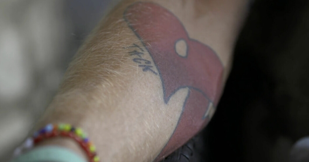 Andreas tatuering på armen av ett söndrigt och ett helt hjärta symboliserar sonens kamp och lyckade hjärttransplantation. Andreas Bergwalls tatuering där ett hjärta med ett hål i och en helt hjärta syns.