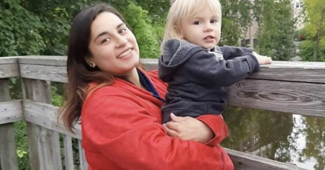 Mamma Ezra med sin älskade dotter Cordelia som nu inte finns mer. Mamma Ezra håller Cordelia i famnen.