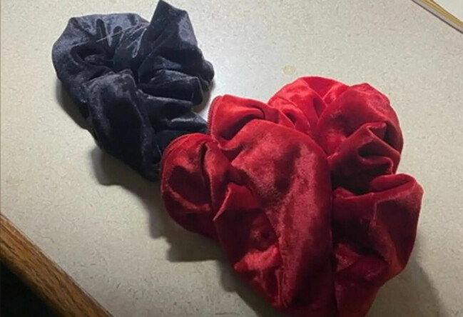 Droger hade gömts i hårsnoddar, så kallade scrunchies. Scrunchies.