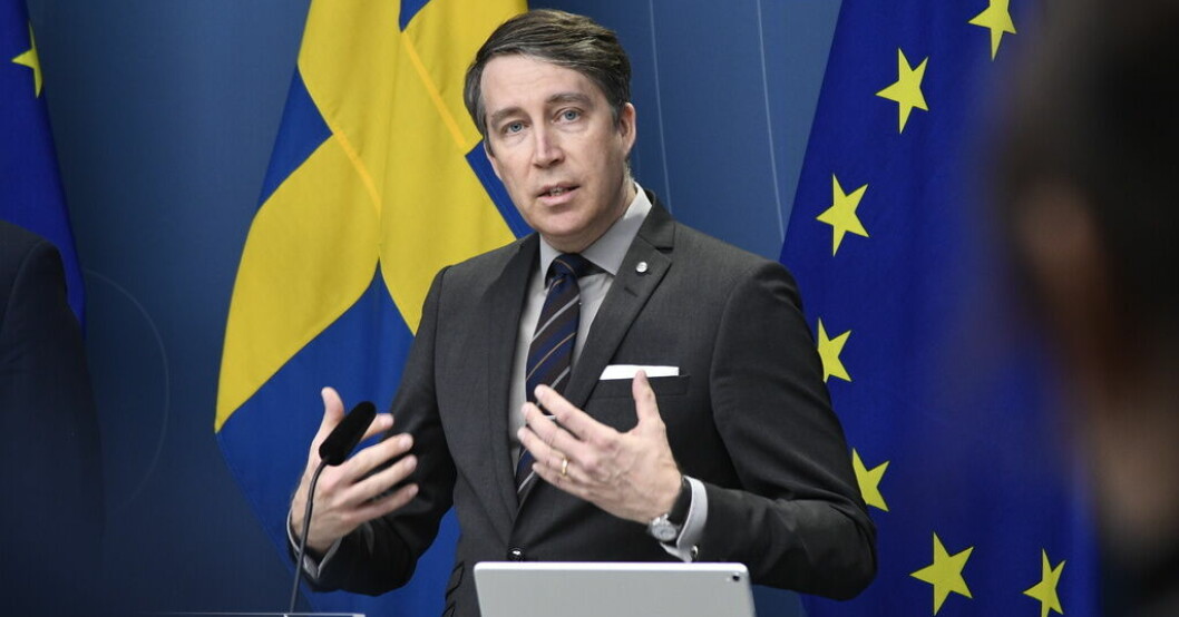 SD utesluter inte att vakter behöver vara beväpnade vid fångtransporter. SD: Måste diskutera beväpnade vakter