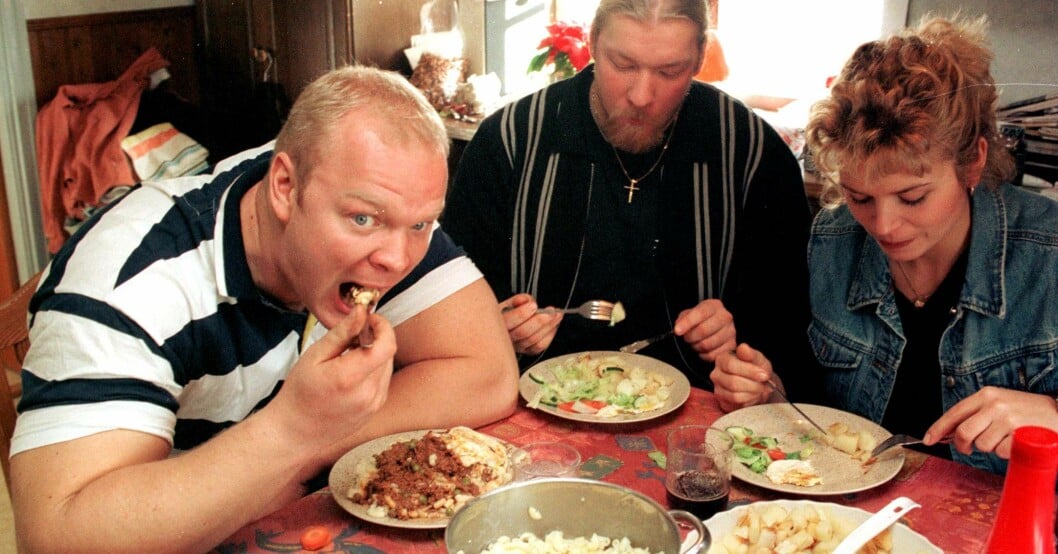 Magnus Samuelsson, hans bror Torbjörn Samuelsson och frun Kristin Samuelsson vräker i sig mat. Magnus Samuelsson, hans bror Torbjörn Samuelsson och frun Kristin Samuelsson vräker i sig mat.