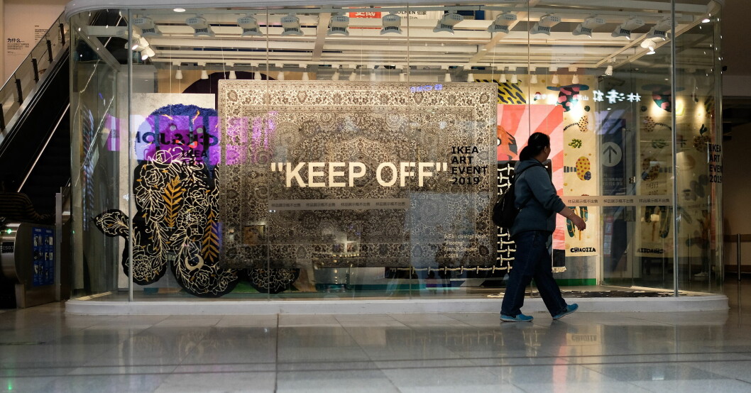 Virgil Abloh samarbetade med Ikea 2019. En av produkterna var en matta med trycket ”KEEP OFF" i versaler. Virgil Ablohs samarbete med Ikea