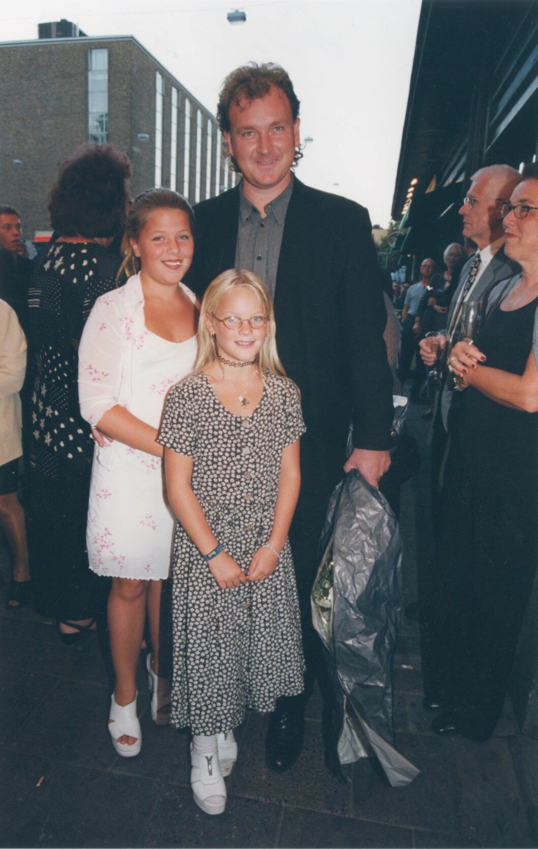 Patrik Ehrlersson med Amanda Engberg och Malin Engberg 1999. Foto: Cecilia Liljeton/TT Amanda Engberg och Malin Engberg