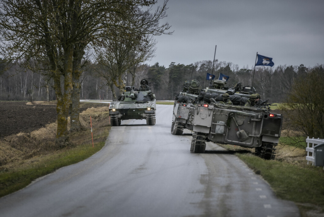 Sveriges militära närvaro har under helgen stärkts på Gotland – något som inte gått ungdomar förbi.