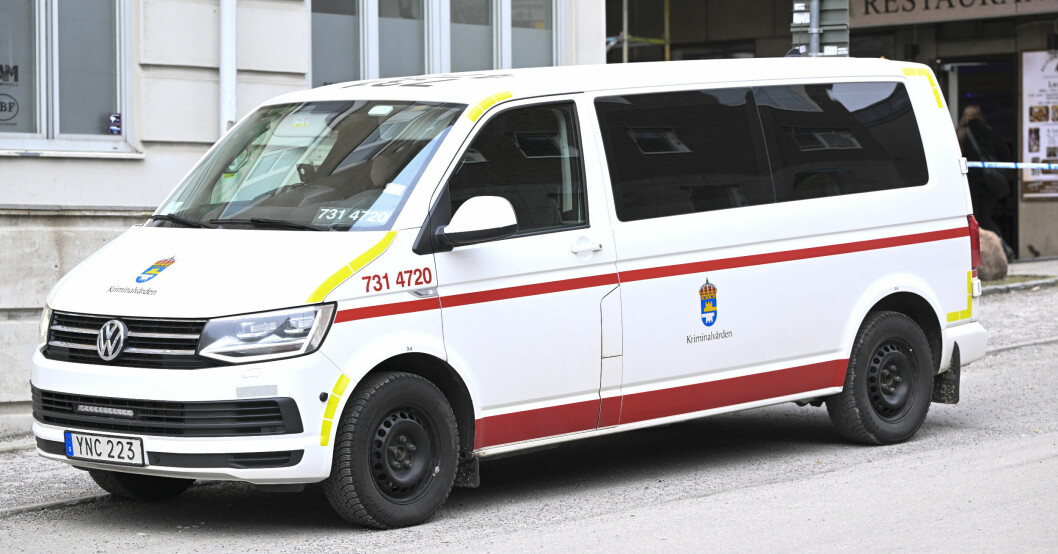Bilen som transporterade den intagna 17-åringen. Bilen som transporterade den intagna 17-åringen.