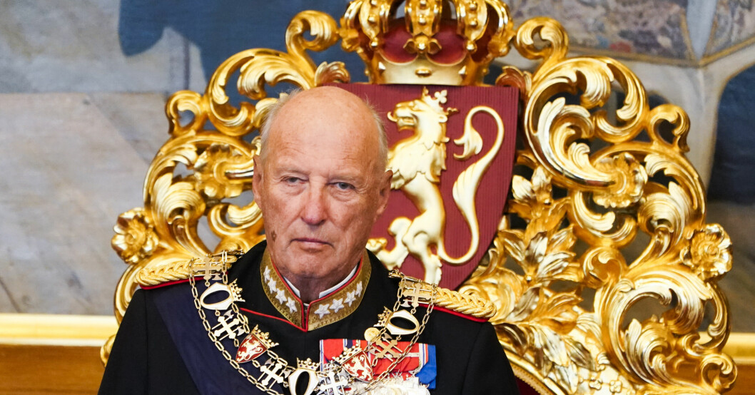 Kung Harald är inte på plats under kröningen. Kung Harald är inte på plats under kröningen.