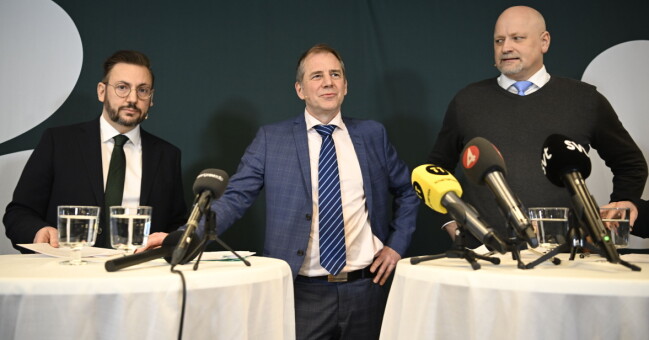 Två av kandidaterna, Muharrem Demirok (t.v.) och Daniel Bäckström (t.h.). I mitten syns valberedningens ordförande Jan Andersson. Två av kandidaterna, Muharrem Demirok (t.v.) och Daniel Bäckström (t.h.). I mitten syns valberedningens ordförande Jan Andersson.