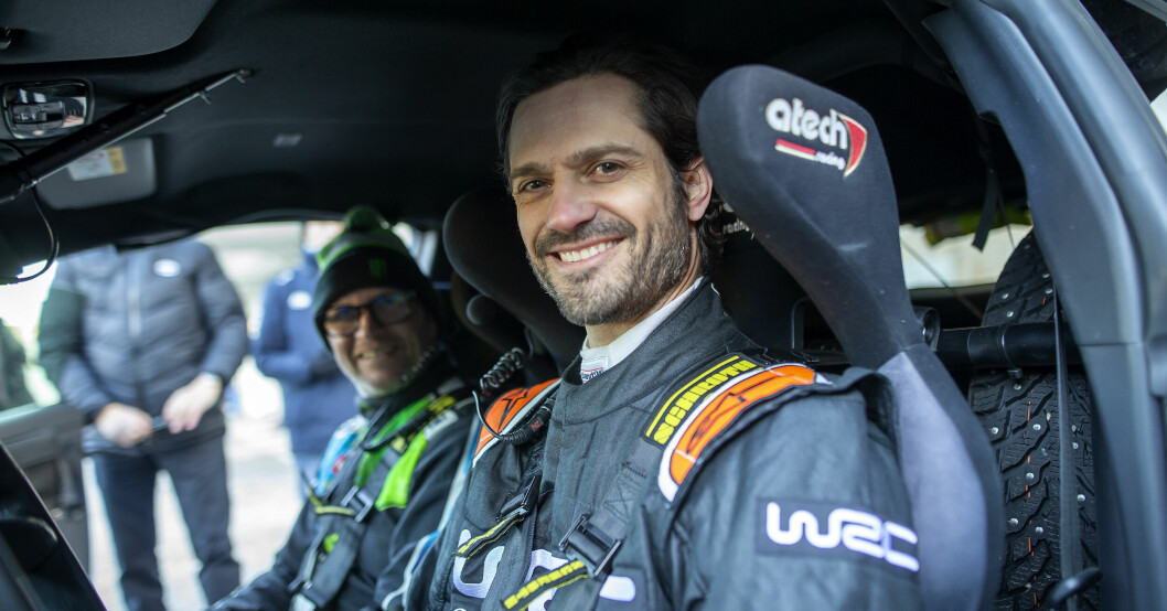 Prins Carl Philip under rally-VM deltävling 2. Prinsen fick tillfälle att köra sträckan på Red Barn Arena i en Toyota Yaris med före detta rallyföraren Petter Solberg som kartläsare.Foto: Micke Fransson / TT Prins Carl Philip besökte serviceplatsen i Umeå i Svenska rallyt, rally-VM deltävling 2, och fick tillfälle att köra sträckan på Red Barn Arena i en Toyota Yaris med före detta rallyföraren Petter Solberg som kartläsare