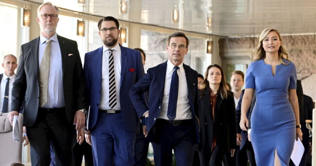 Under fredagens pressträff presenterade Ulf Kristersson sin nya regering och de åtgärder de planerar att göra. Moderaterna, Kristdemokraterna och Liberalerna kommer att ingå i regeringen. Högerpartierna på väg till presskonferensen på fredagen.